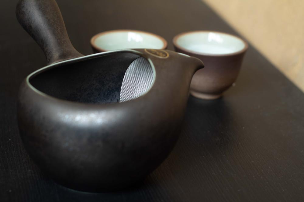 Open side-handle-teapot with strainer, dark 