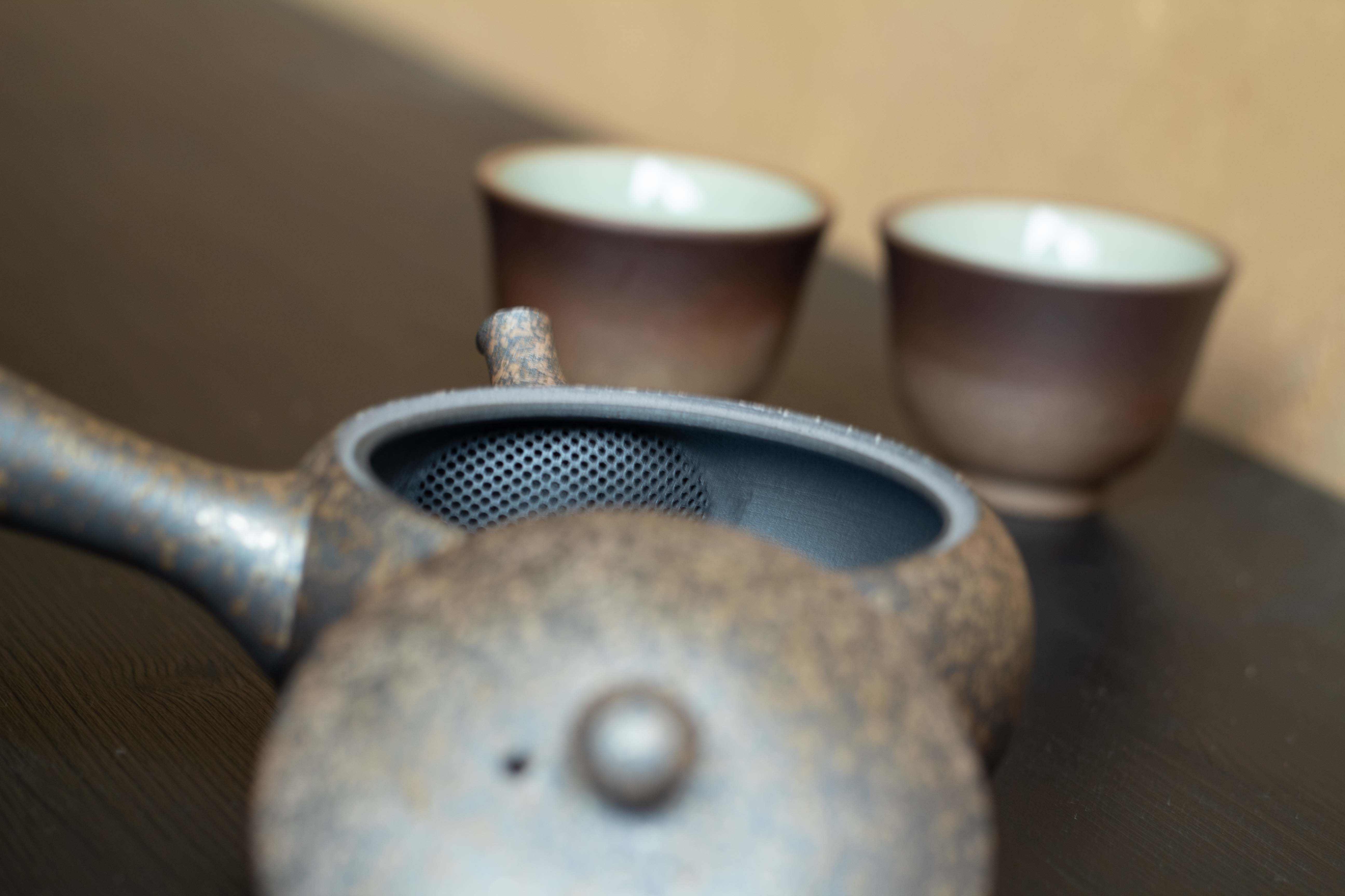 Kyusu-teapot with golden speckles