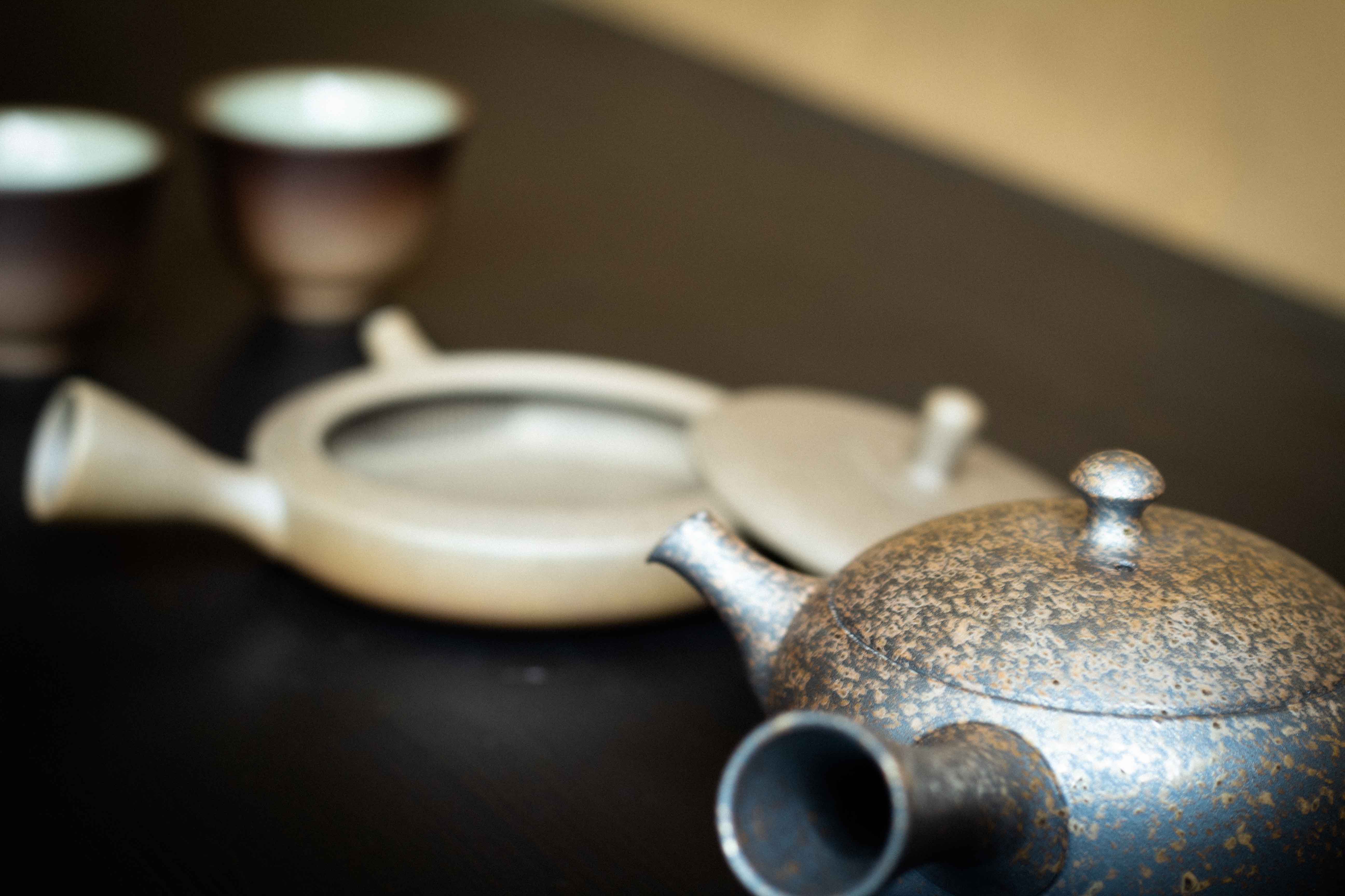 Kyusu-teapot with golden speckles