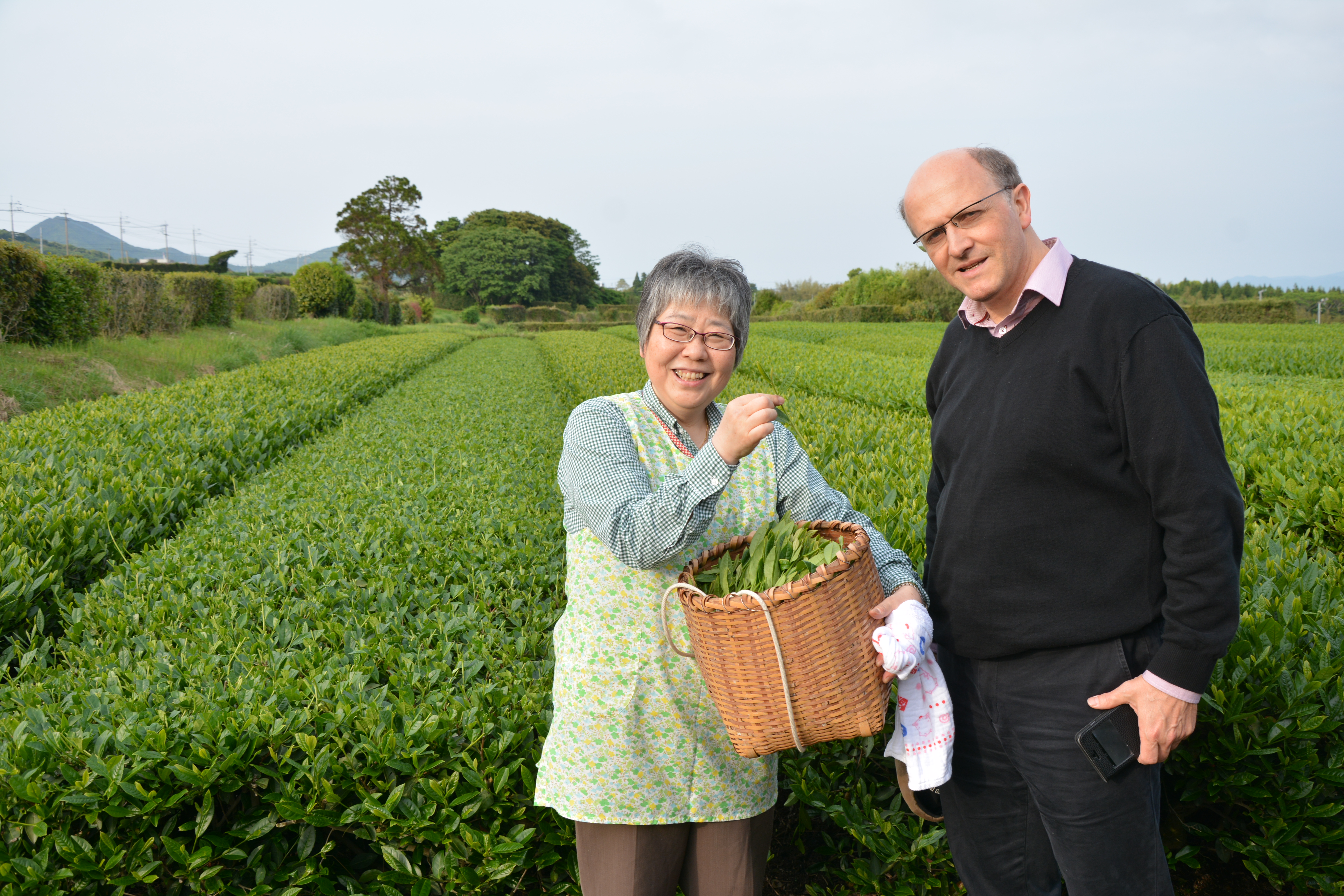 Markus Hastenpflug mit Mari Maeda Yamamoto im Teeforschungsinstitut Kagoshima