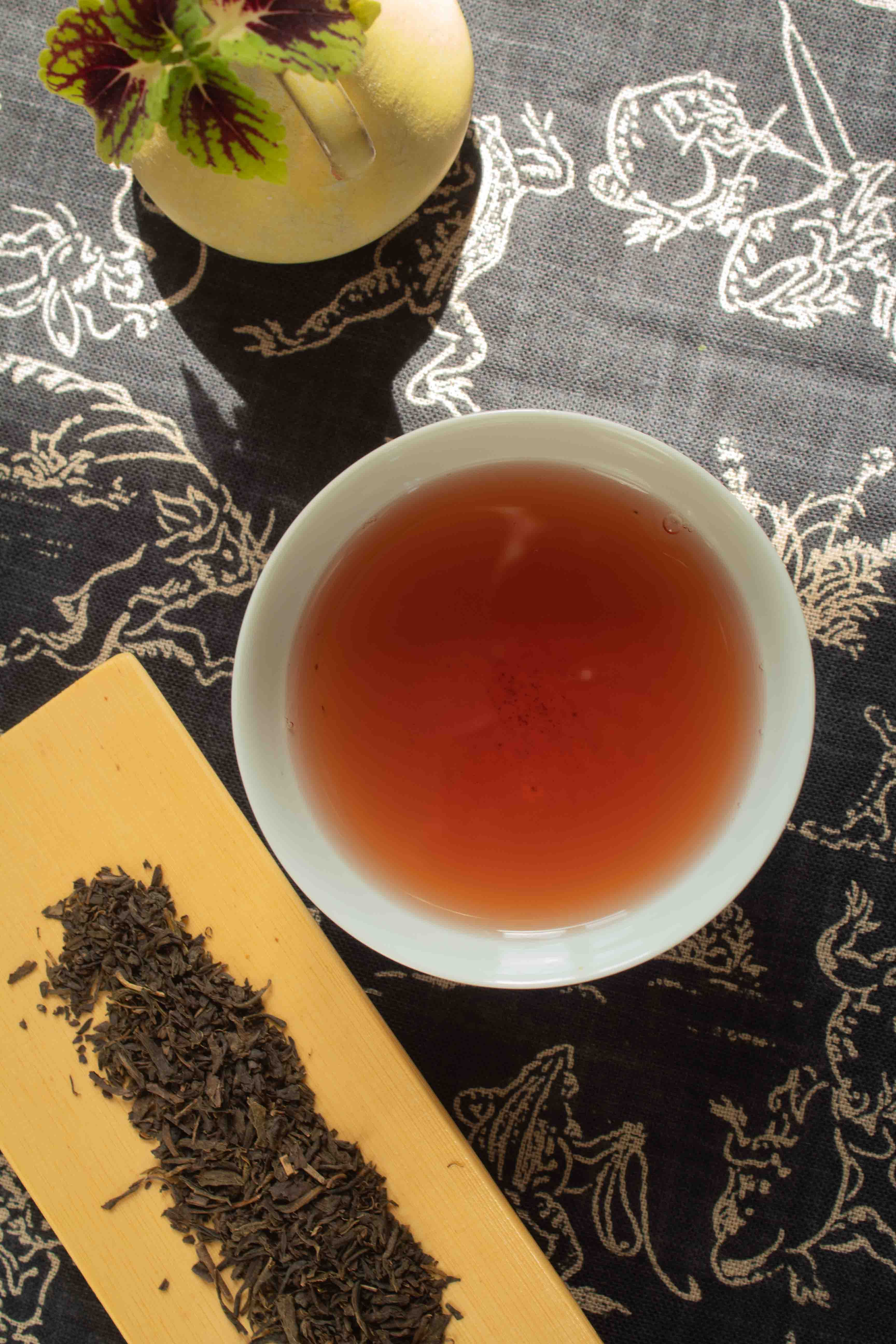 Pu-Erh Kurenai Tasse und Blatt